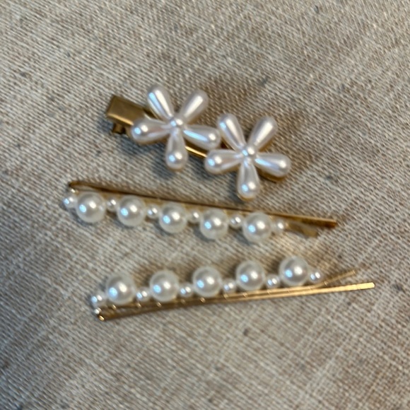 Accessories - ✅ Elegant Faux Flower/Multi-Pearl Hair Clip Set; includes 3 - NWOT Bundle ✅